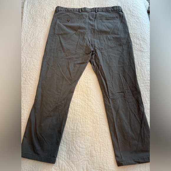 Old Navy Men’s Slim Built-In Flex Rotation Chino 42x30 - Light Gray - Picture 3 of 3